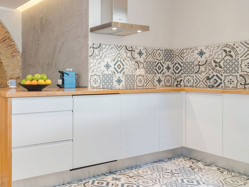 Obklady za kuchyňskou linkou: Praktické a stylové řešení pro vaši kuchyni () Obklady za kuchyňskou linkou: Praktické a stylové řešení pro vaši kuchyni