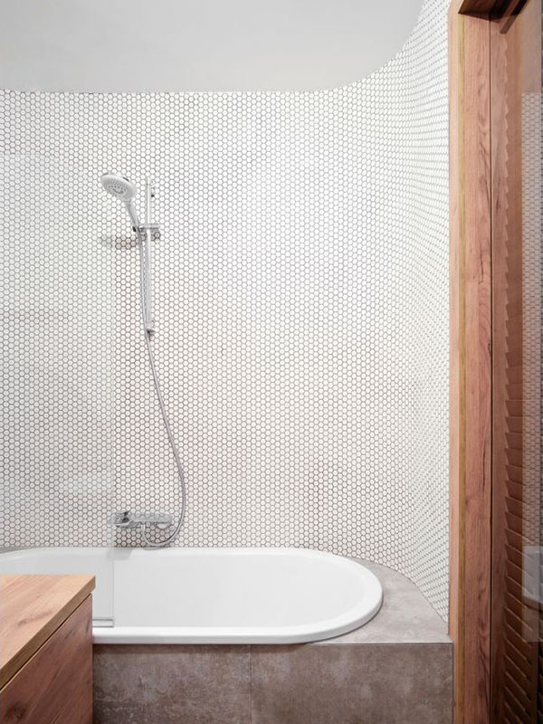 Bílá šestiúhelníková mozaika v koupelně