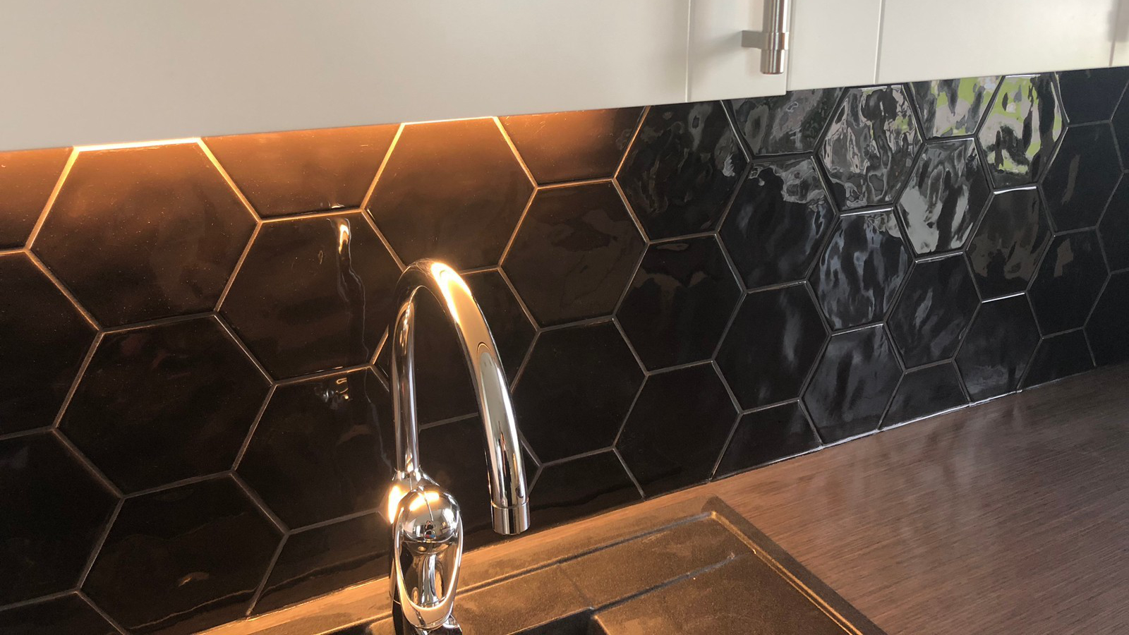 tonalite-exabright-nero-black-hexagon-tiles-04