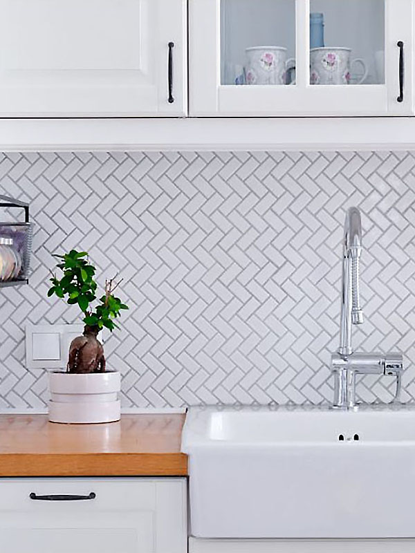 Obdélníková bílá mozaika v kuchyni