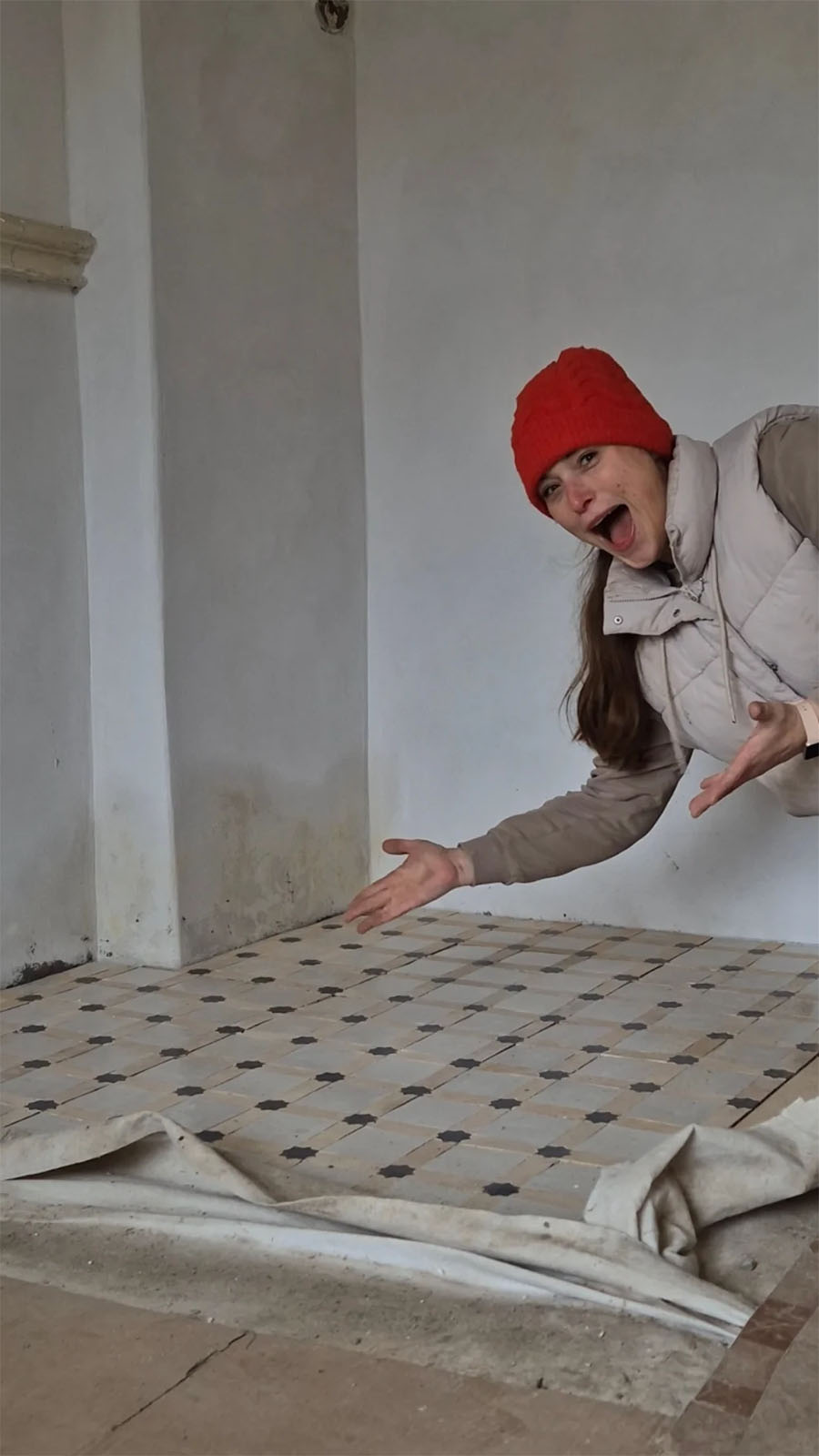 Pavlisizije vybírá dlažbu pod kamna